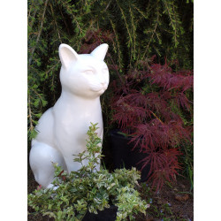 Chat décoratif dans un massif