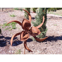 Fleur mobile à vent rouille